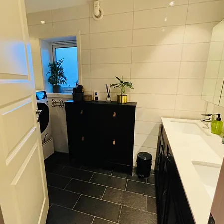 Koselig Og Romslig Hus Med 3 Soverom 아파트